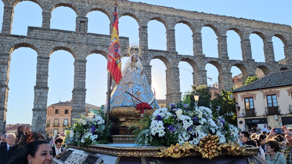 Virgen de la Fuencisla en su paso, ante el Acueducto de Segovia