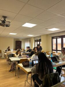 Estudiantes trabajando con portátiles en una sala de estudio